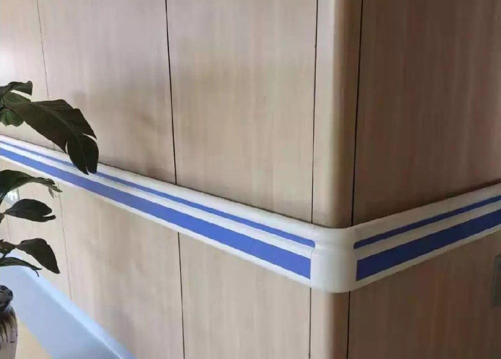 「扶手不是 “辅助”，是让每一步都有底气的 “同行者”」 